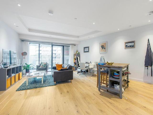 Flat for sale in London City Island, Blackwall