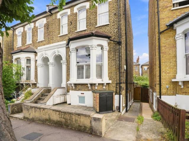 Flat for sale in Penge, Greater London