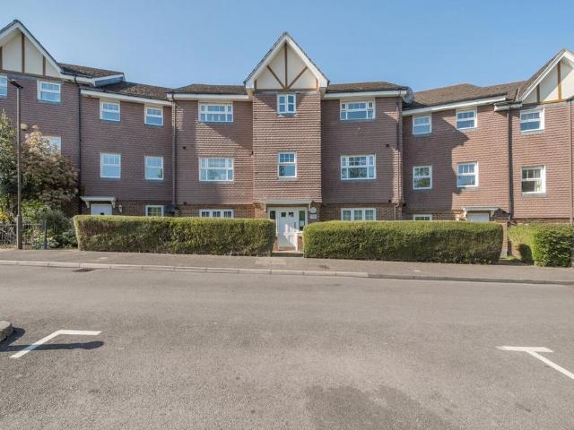 Flat for sale in Petts Wood, Greater London