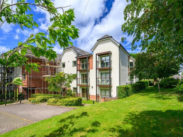 Flat for sale in Goldthorn Hill, Penn