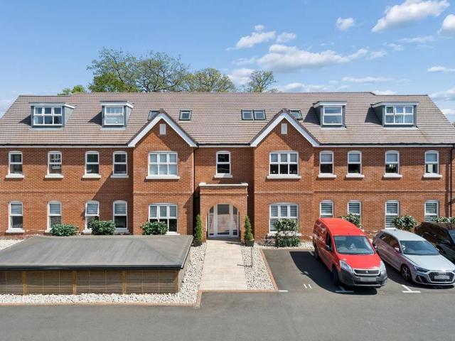 Flat for sale in Iver, Iver Heath