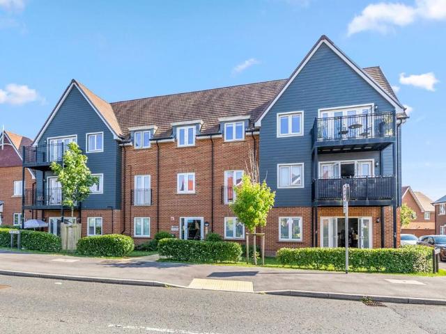 Flat for sale in Kilnwood Vale, Horsham