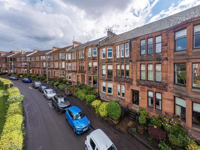Flat for sale in Broomhill, Scotland