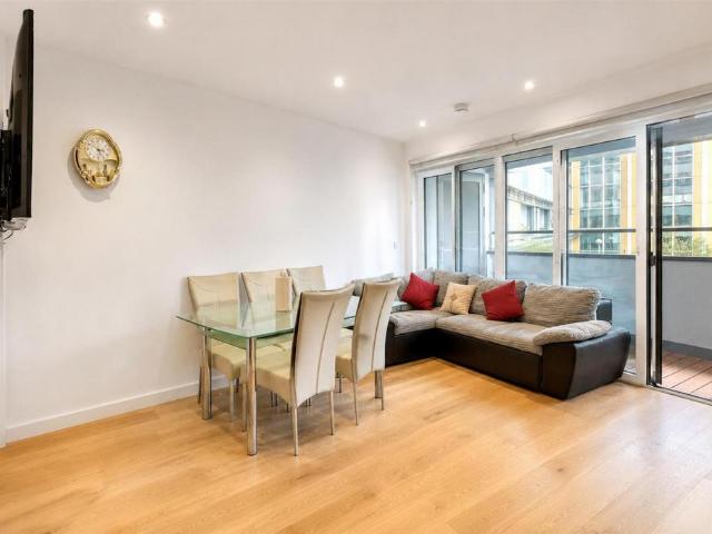 Flat for sale in Elstree and Borehamwood, Borehamwood