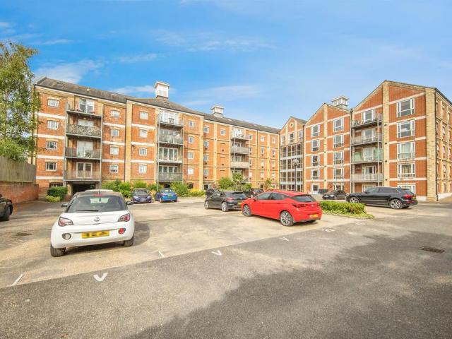 Flat for sale in Mistley, Dale Hill