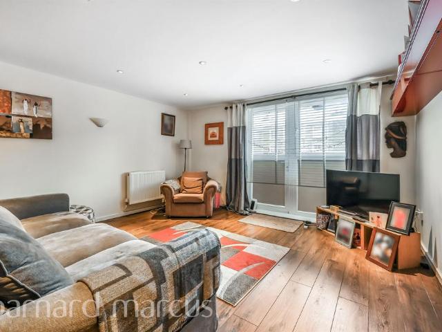 Flat for sale in Clapham, Greater London