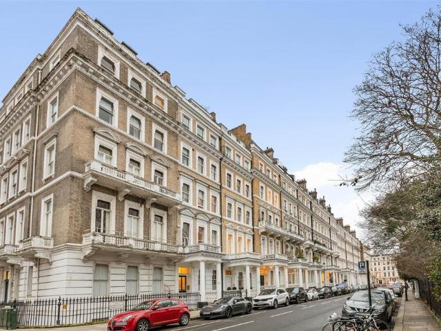 Flat for sale in Royal Borough of Kensington and Chelsea, Greater London