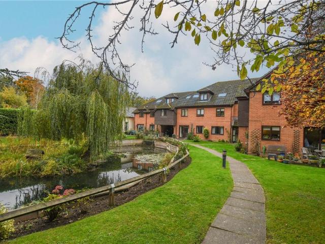 Flat for sale in Emmbrook, Wokingham