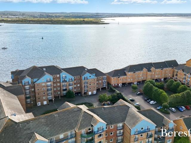 Flat for sale in Grays, Essex