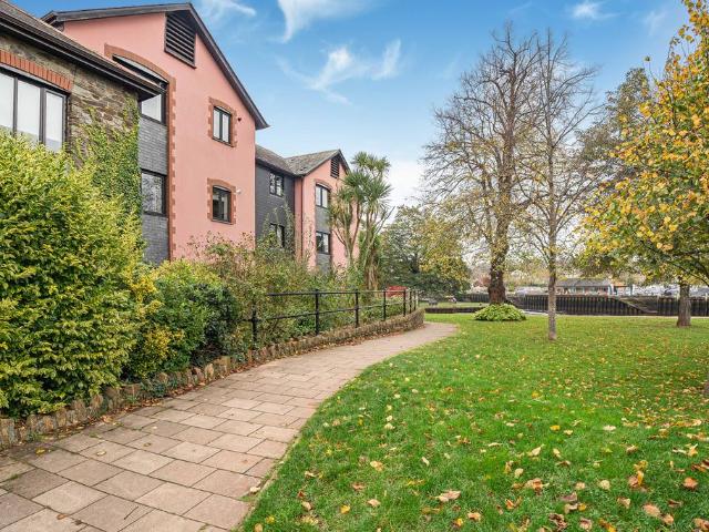 Flat for sale in Strode, Devon