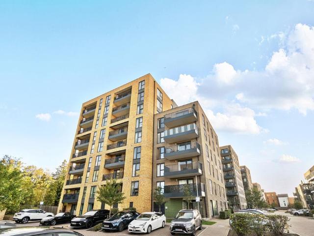 Flat for sale in Charlton, Greater London