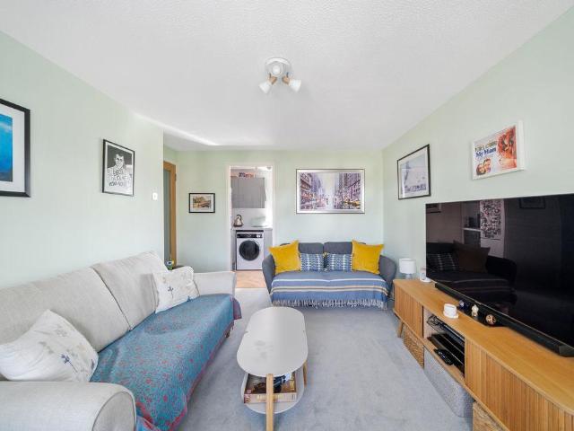 Flat for sale in Balham, Greater London