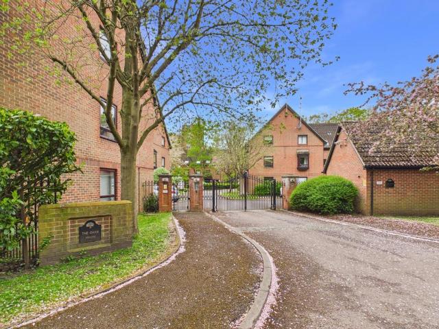 Flat for sale in Birch Green, Lower Halliford