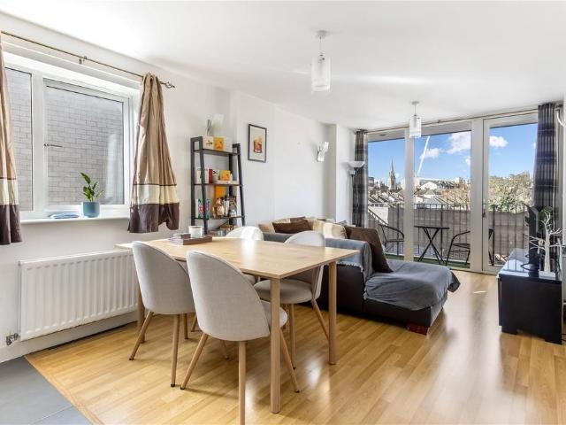 Flat for sale in Hornsey, Greater London