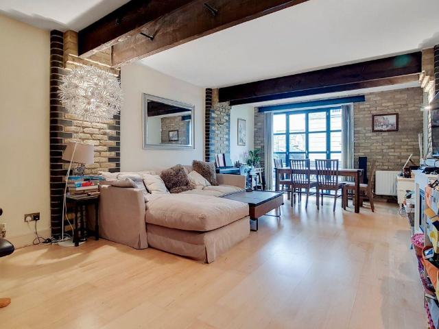 Flat for sale in Isle Of Dogs, Greater London