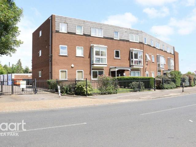 Flat for sale in Gidea Park, Greater London
