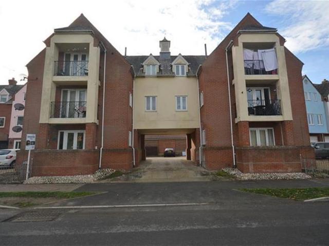 Flat for sale in Chipping Hill, Essex