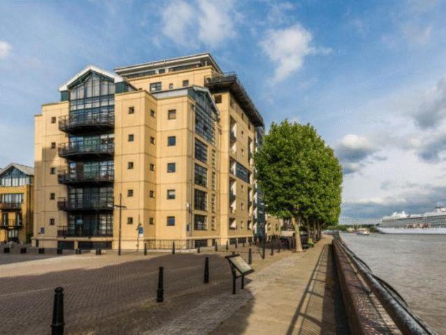 Flat for sale in Isle Of Dogs, Greater London