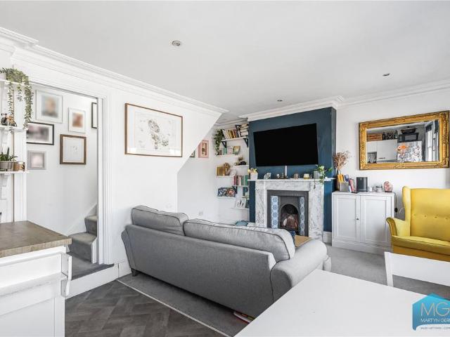 Flat for sale in Crouch End, Greater London