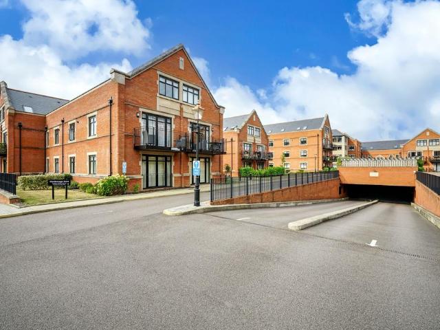 Flat for sale in Connaught Park, Bushey