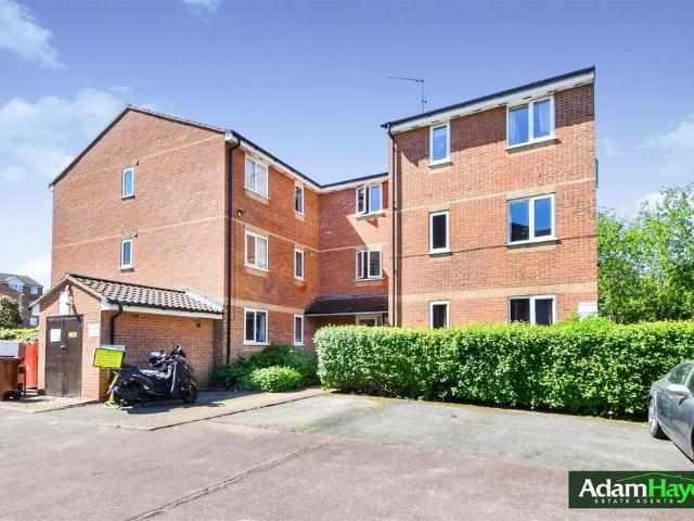 Flat for sale in Finchley, Greater London