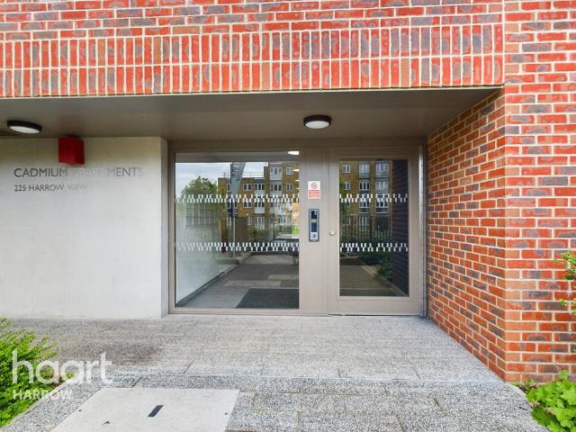 Flat for sale in Harrow Weald, Greater London