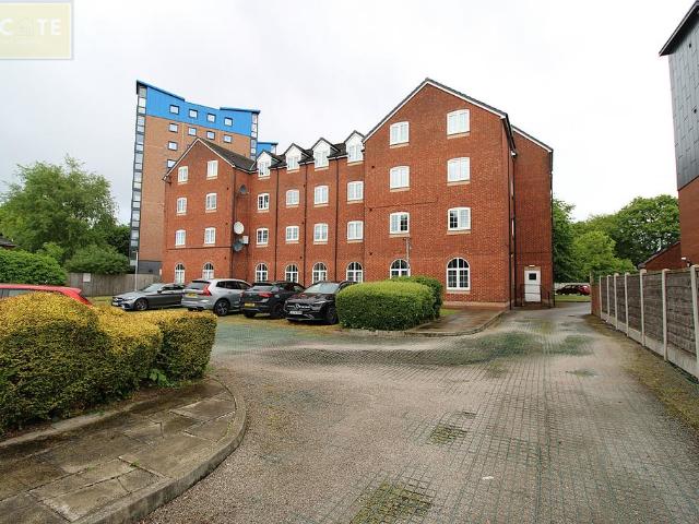 Flat for sale in Barton upon Irwell, Salford
