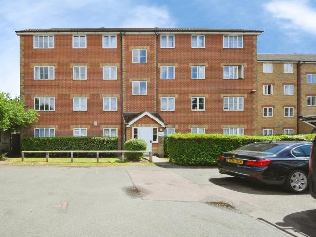 Flat for sale in Broxbourne, Hertfordshire