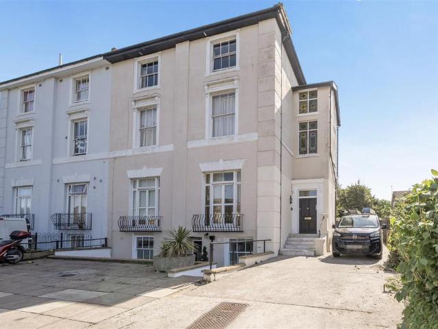 Flat for sale in Surbiton, Greater London
