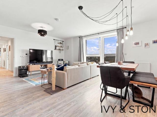Flat for sale in Upton Park, Greater London