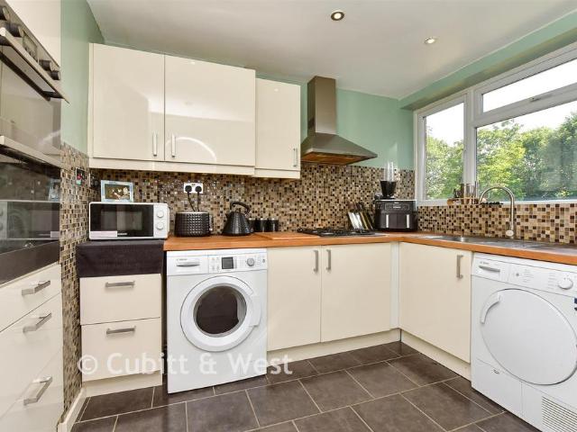 Flat for sale in Carshalton Beeches, Greater London