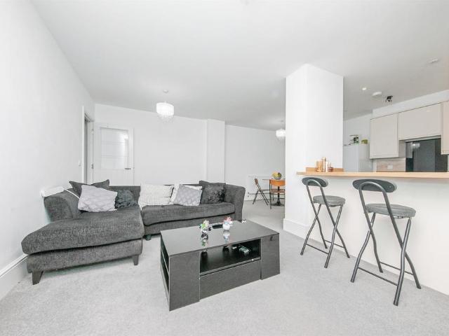 Flat for sale in Key Street, Suffolk