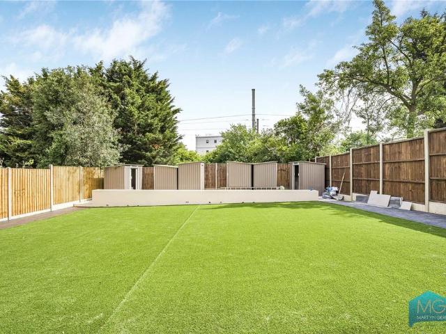 Flat for sale in Brunswick Park, Greater London