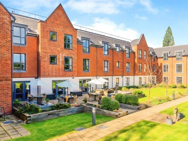 Flat for sale in Buckler's Park, Crowthorne