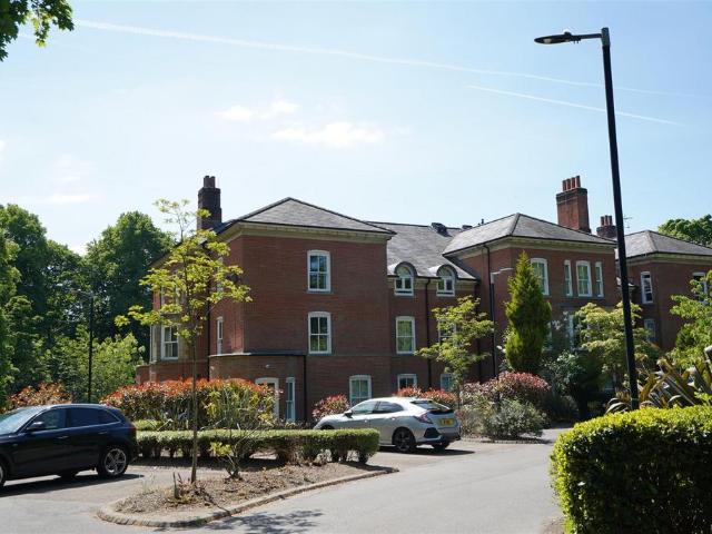 Flat for sale in Markland Hill, Lee Bank