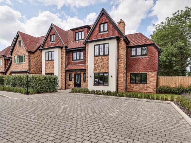 Flat for sale in Hillview, Surrey