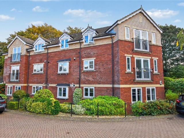 Flat for sale in Churwell, Leeds