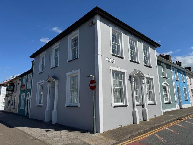 Flat for sale in Aberaeron, Wales