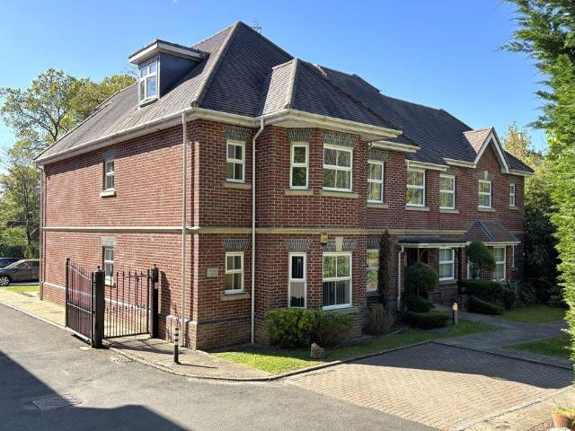 Flat for sale in Heol-las, Surrey
