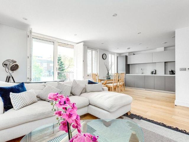 Flat for sale in Clapham Junction, Greater London