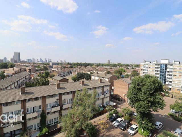 Flat for sale in Canning Town, Greater London