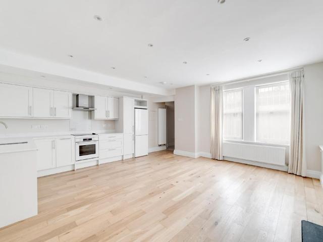 Flat for sale in West Kensington, Greater London