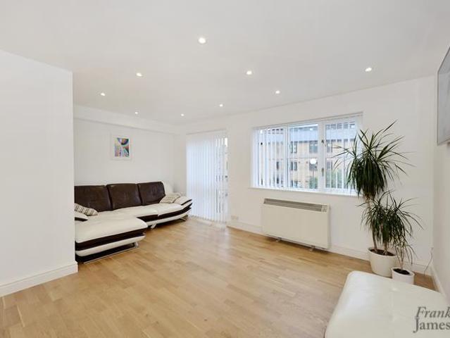 Flat for sale in Isle Of Dogs, Greater London