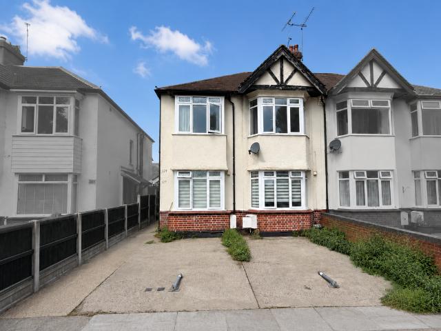 Flat for sale in Alton Barnes, Essex