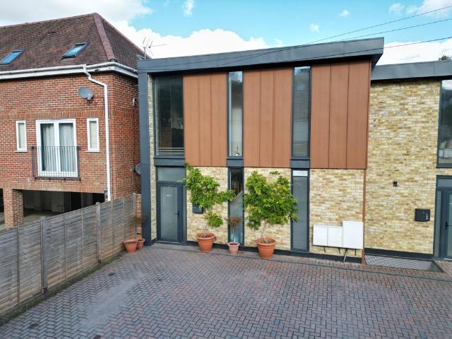 Flat for sale in Heronsgate, Three Rivers
