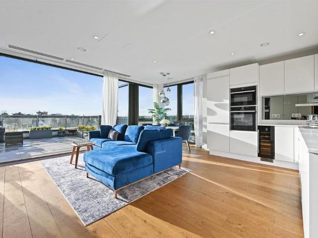 Flat for sale in Gerrards Cross, Denham