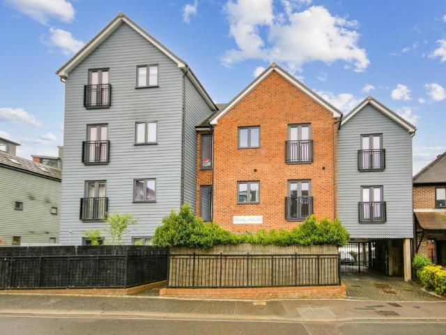 Flat for sale in Perryfields, West Sussex