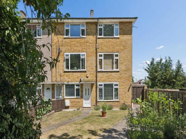 Flat for sale in Iver, Iver Heath