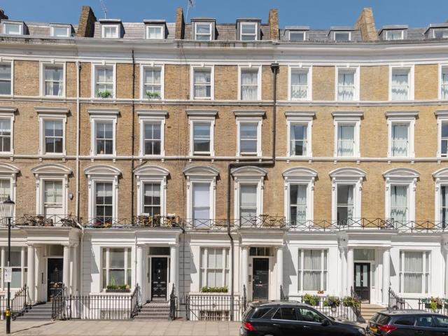 Flat for sale in Royal Borough of Kensington and Chelsea, Greater London