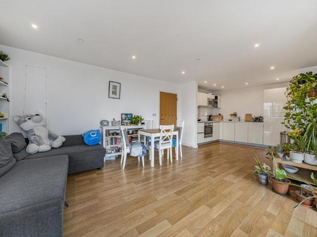 Flat for sale in Woodberry Down, Stamford Hill